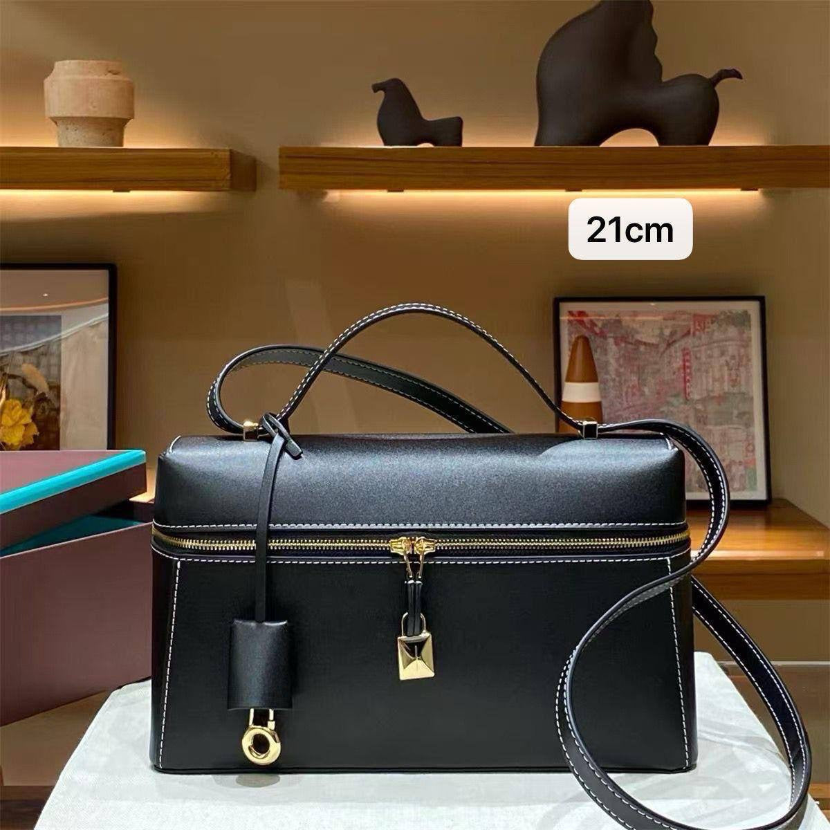 🎉 Offer 🎊  Loro Piana
High Quality 
Size : 19 *  12.5 * 7 cm
70 dhs🇦🇪

Zain115
♥️♥️♥️