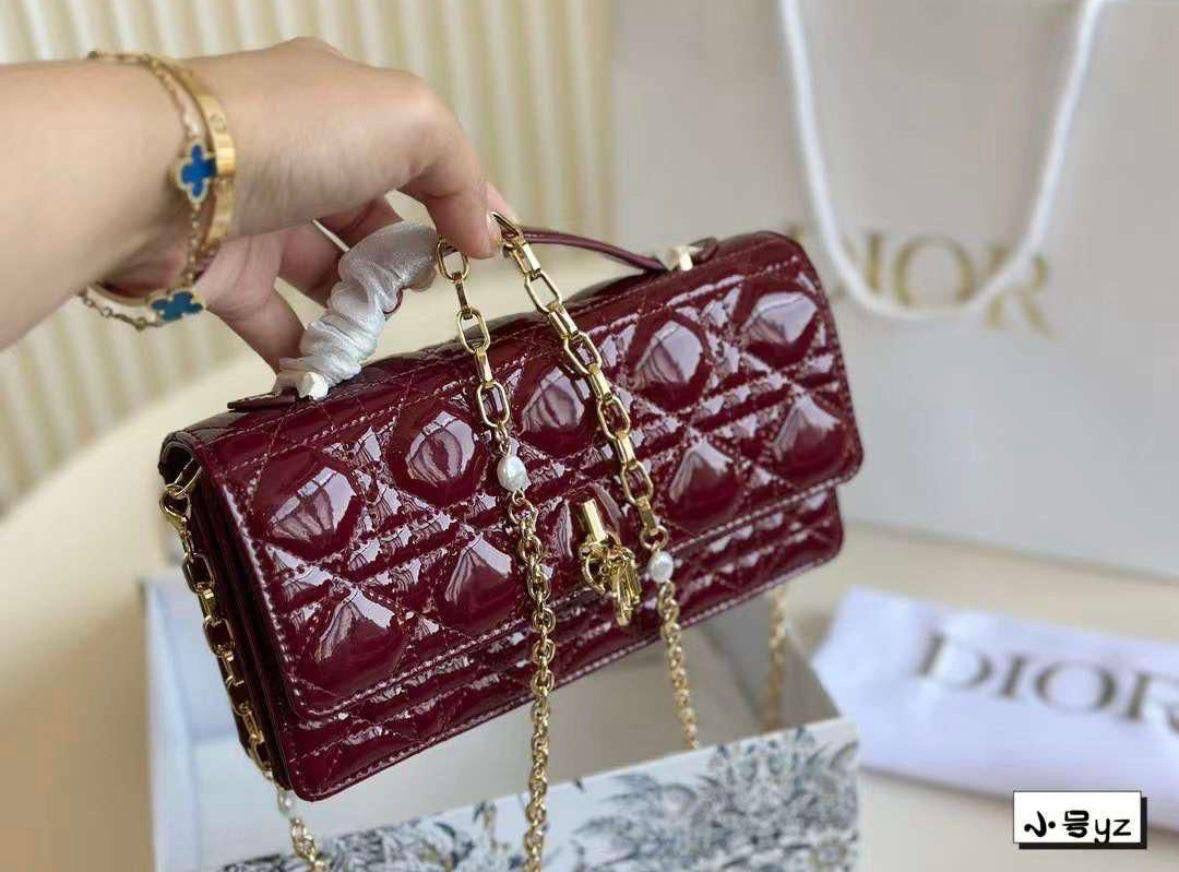 DIOR 

95 dhs🇦🇪

with box
🎁🎁🎁

Zain90
♥️♥️♥️