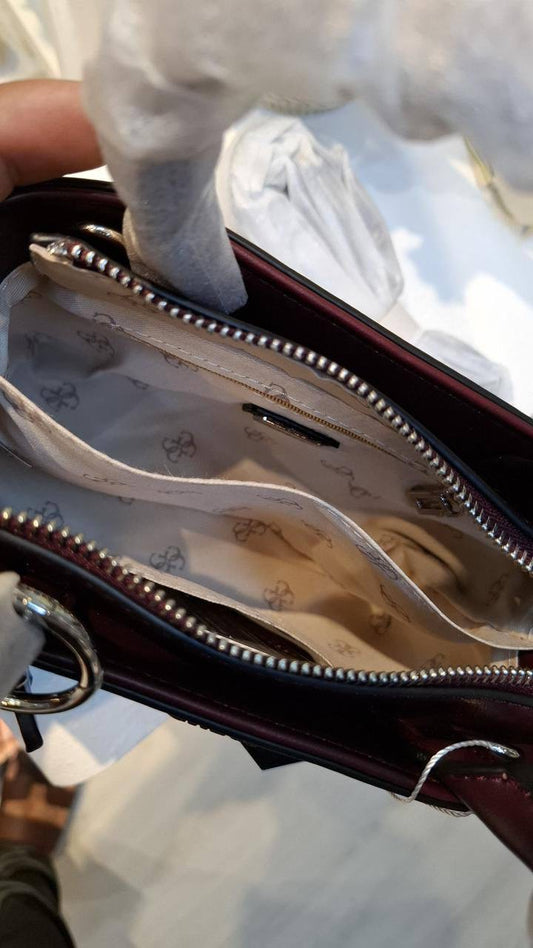 GUESS

20*14cm

95 dhs🇦🇪

with BOX
🎁🎁🎁

Zain254
♥️♥️♥️