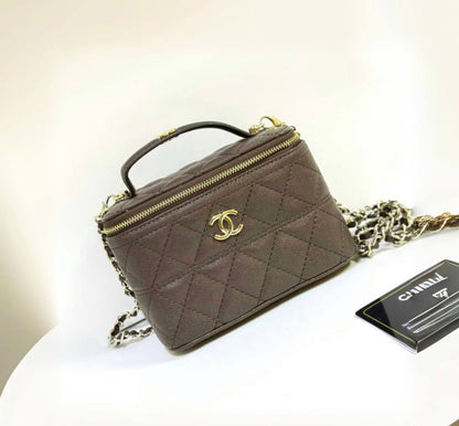 CHANEL 
GOOD QUALITY 
WITH BOX 
🎁🎁🎁

100 dhs🪙💕
SIZE: 16.5cm

Zain39
♥️♥️♥️