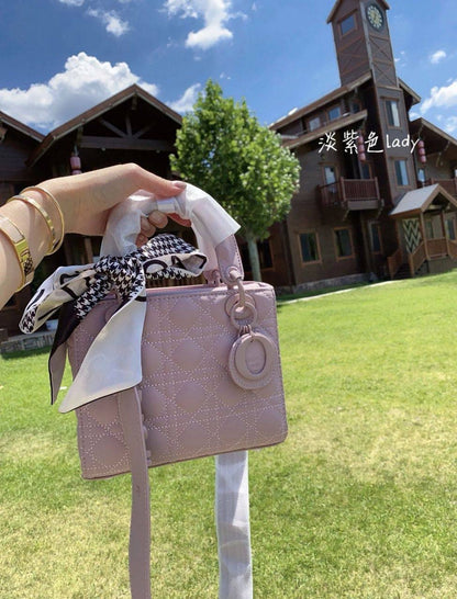 Dior
105 dhs🇦🇪
size：25cm
Good quality 

with box
🎁🎁🎁

Zain35
♥️♥️♥️