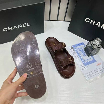 NEW CAME 
CHANEL SLIPPER 

GOOD QUALITY 

110 dhs🇦🇪
36 TO 41 NEW CAME 

Zain40
♥️♥️♥️