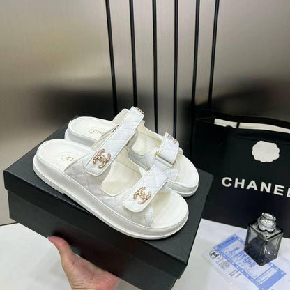 NEW CAME 
CHANEL SLIPPER 

GOOD QUALITY 

110 dhs🇦🇪
36 TO 41 NEW CAME 

Zain40
♥️♥️♥️