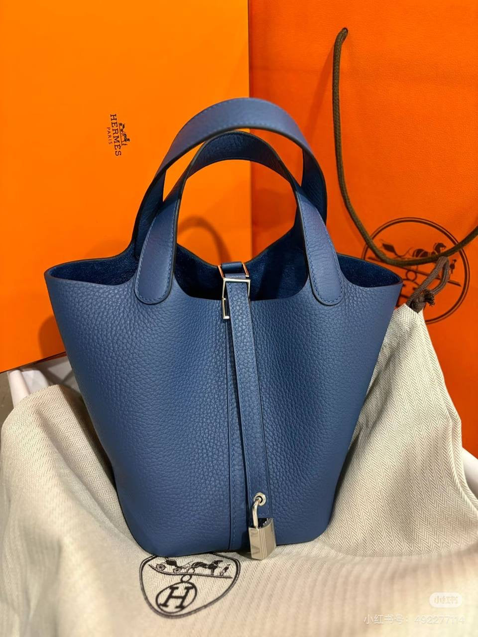 Hermes
SIZE  ……… 20CM 🥰
80 dhs🪙💕

with BOX🌷
🎁🎁🎁

Zain244
♥️♥️♥️