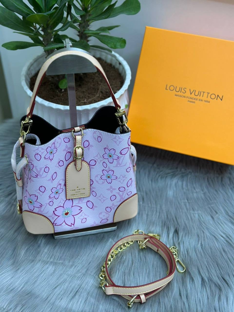 LV
SIZE……….  20 cm 
110 dhs🇦🇪

with BOX
🎁🎁🎁

Zain244
♥️♥️♥️