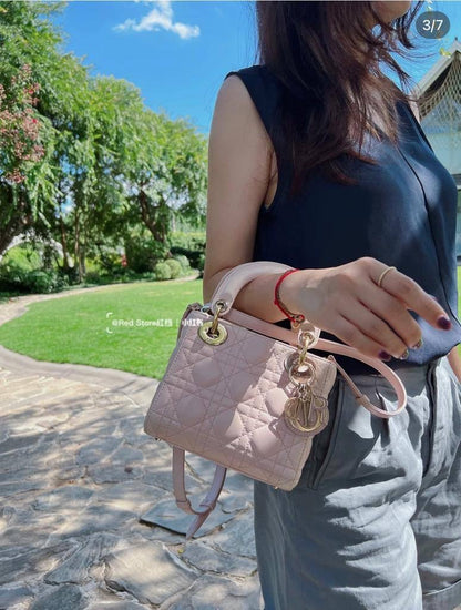 Dior
100 dhs🇦🇪

with box
🎁🎁🎁

size 17cm

Zain26
♥️♥️♥️