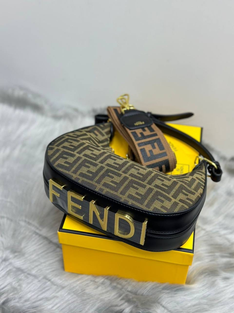 FENDI
SIZE……….24CM
105 dhs🇦🇪

With box
🎁🎁🎁

Zain244
♥️♥️♥️