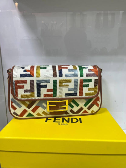 Fendi
Best quality 

with box’s 
🎁🎁🎁

110 dhs🇦🇪

size 26 cm

Zain158
♥️♥️♥️
