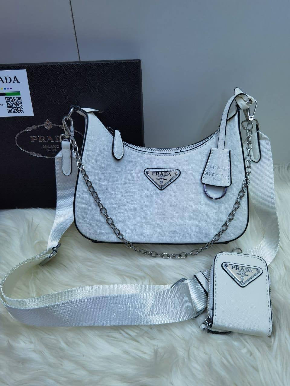 Prada

90 dhs🇦🇪

Good quality 
with box
🎁🎁🎁

Zain35
♥️♥️♥️