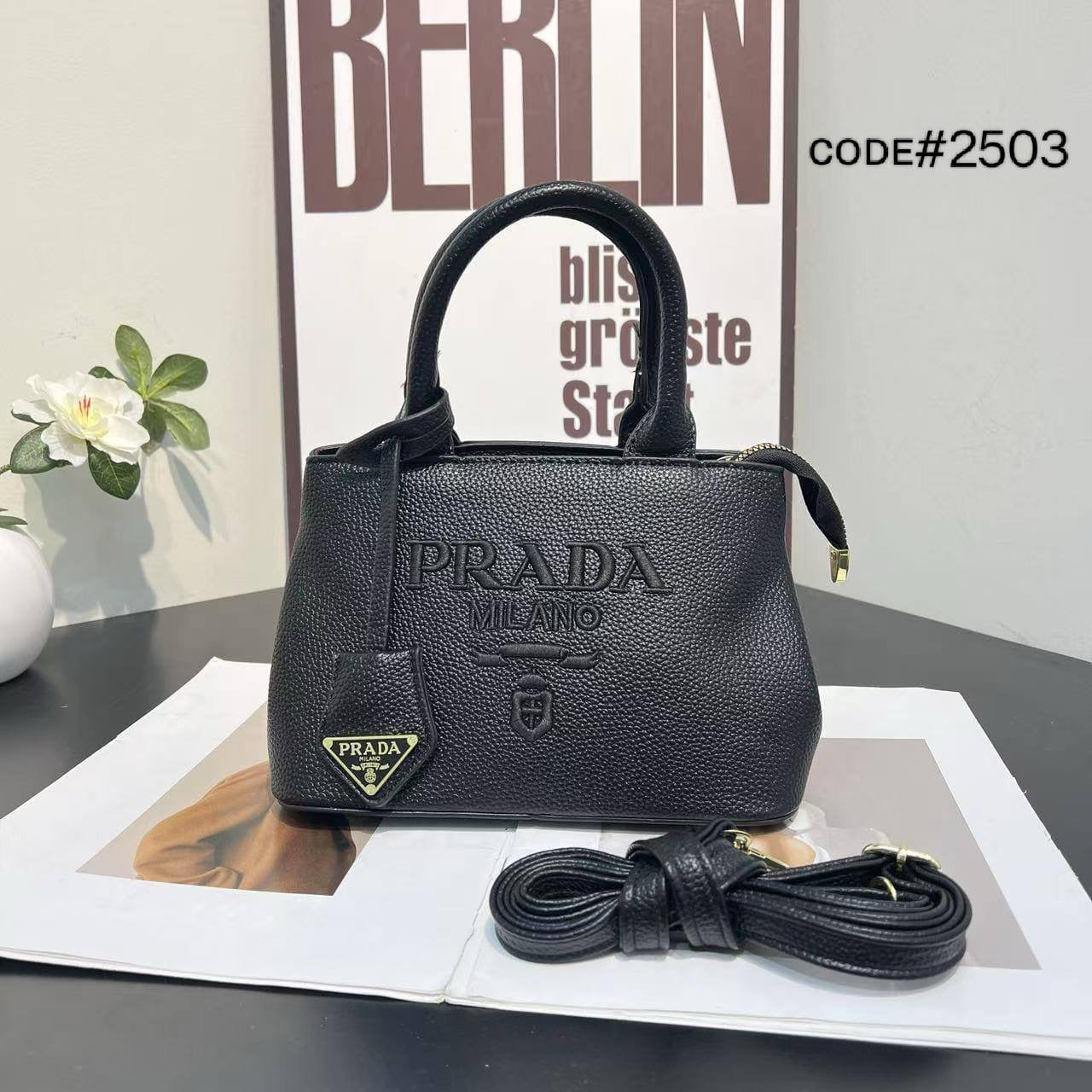 PRADA ᴛᴏᴘ ʜᴀɴᴅʙᴀɢ
ᴍᴀᴛᴛᴇ ʟᴇᴀᴛʜᴇʀ ᴍᴀᴛᴇʀɪᴀʟ
ᴇᴍʙʀᴏɪᴅᴇᴅ ʟᴏɢᴏ
ɪᴛ ʜᴀs ᴢɪᴘᴘᴇʀ
ᴡɪᴛʜ ʟᴏɴɢ ʙᴇʟᴛ sᴛʀᴀᴘ
sɪᴢᴇ : 23 cm

65 dhs🪙

Zain31
♥️♥️♥️