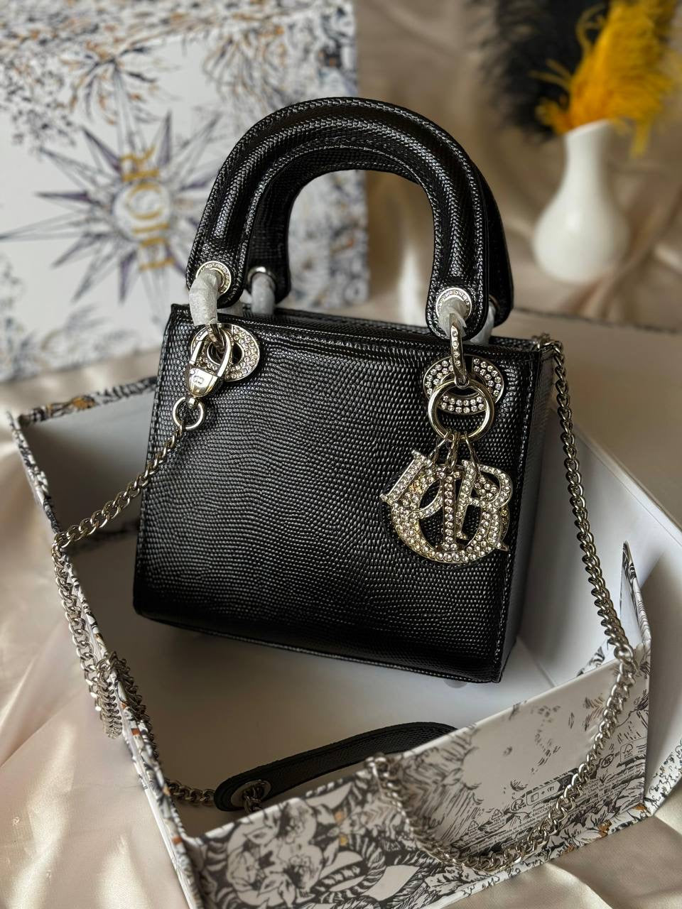 DIOR

17cm
350 dhs🇦🇪
Top quality 

With box
🎁🎁🎁

Zain167
♥️♥️♥️