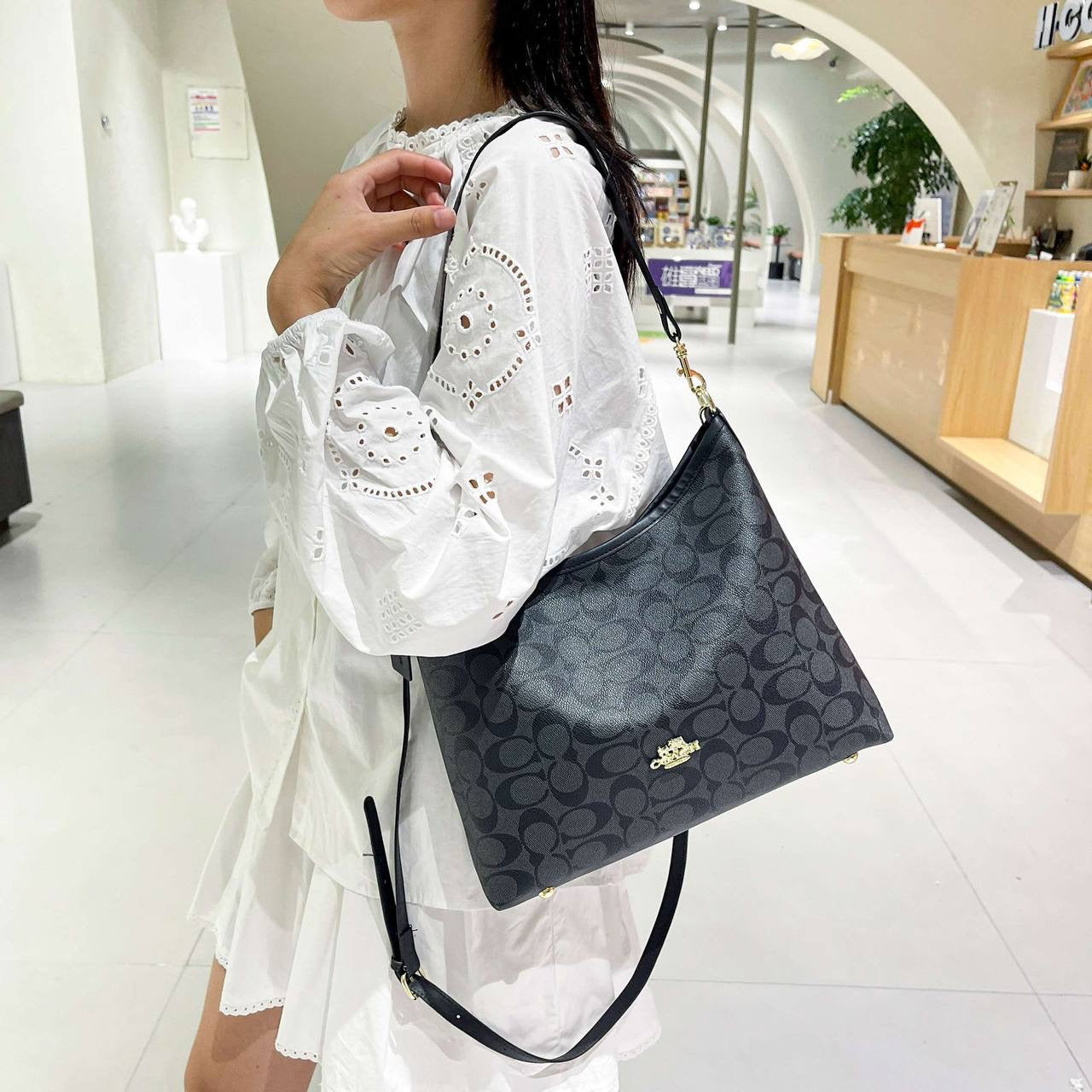 LV
Size 31cm 

with box 
🎁🎁🎁

85 dhs🇦🇪

Zain219
♥️♥️♥️