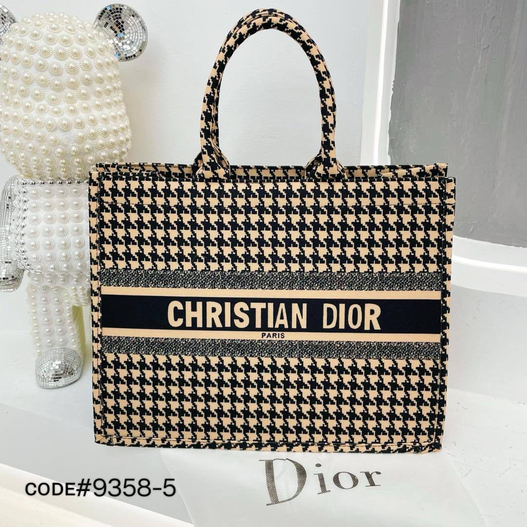 Dior
ʜᴀɴᴅᴄᴀʀʀʏ ʙᴏᴏᴋᴛᴏᴛᴇ
  •ᴢɪᴘᴘᴇʀ ᴛʏᴘᴇ
  •ᴄᴀɴᴠᴀss ᴍᴀᴛᴇʀɪᴀʟ
sɪᴢᴇ : 41 cm

70 dhs🇦🇪

Zain31
♥️♥️♥️