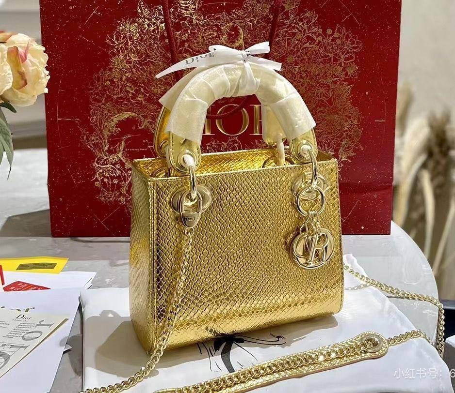 Lady Dior rare materials

Size : 18 * 14 * 7 cm
120 dhs🇦🇪

with box 
🎁🎁🎁

Zain115
♥️♥️♥️