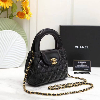 Chanel 

100 dhs🇦🇪

with box
🎁🎁🎁

size 20×6×13cm

Zain42
♥️♥️♥️