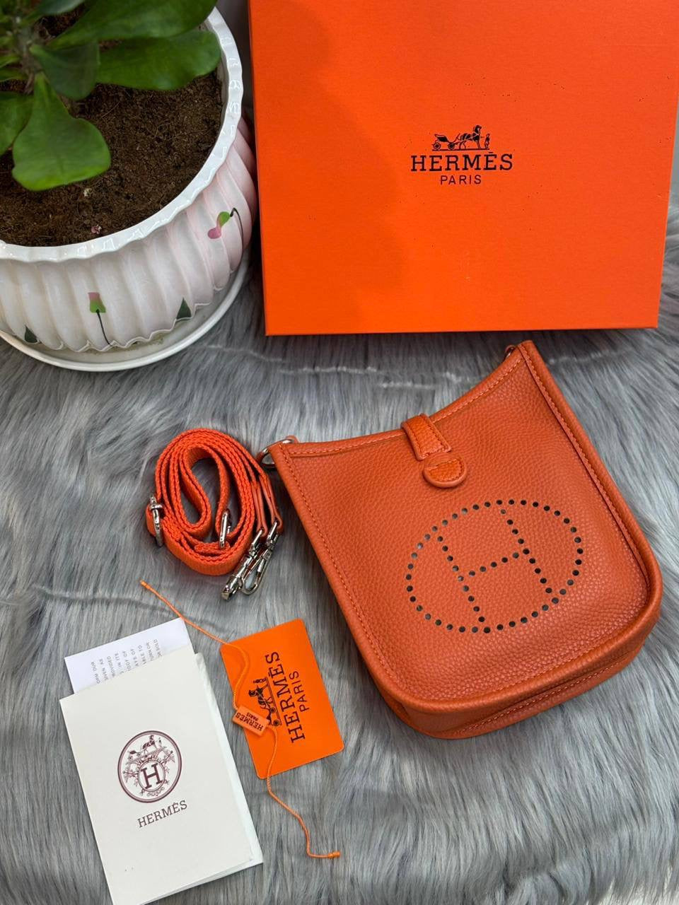 HERMES
SIZE……….  18cm  CM🌷
90 dhs🪙💕

with BOX✅
🎁🎁🎁

Zain244
♥️♥️♥️