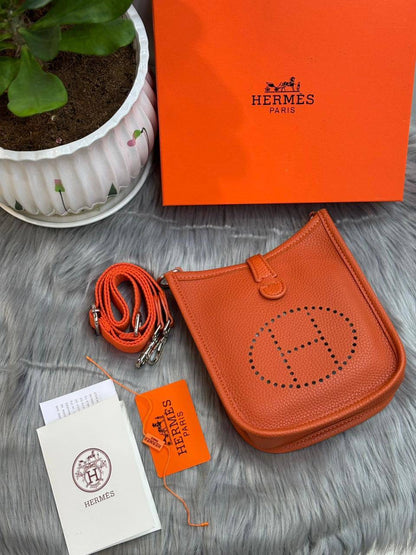 HERMES
SIZE……….  18cm  CM🌷
90 dhs🪙💕

with BOX✅
🎁🎁🎁

Zain244
♥️♥️♥️