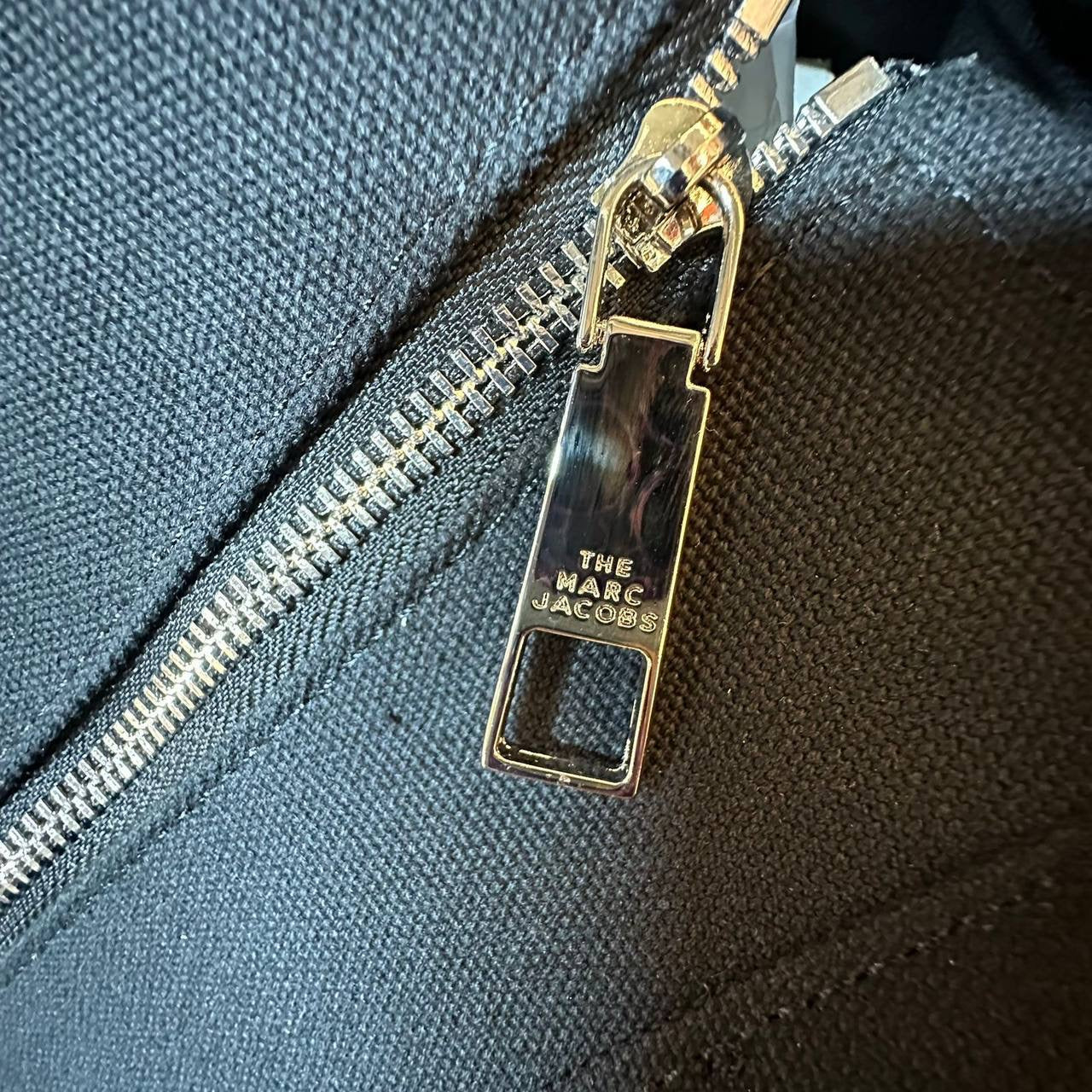 MARC JACOBS 
TOTE BAG GOOD QUALITY 
100 dhs🇦🇪
SIZE:32cm

Zain39
♥️♥️♥️