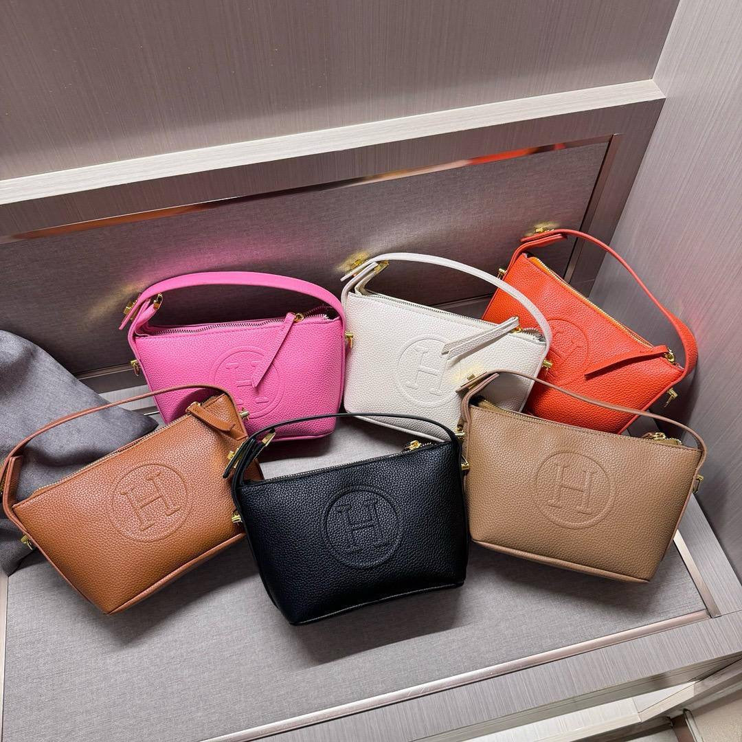 Hermes
22*14*8cm
With box 
🎁🎁🎁

60 dhs🇦🇪

Zain17
♥️♥️♥️