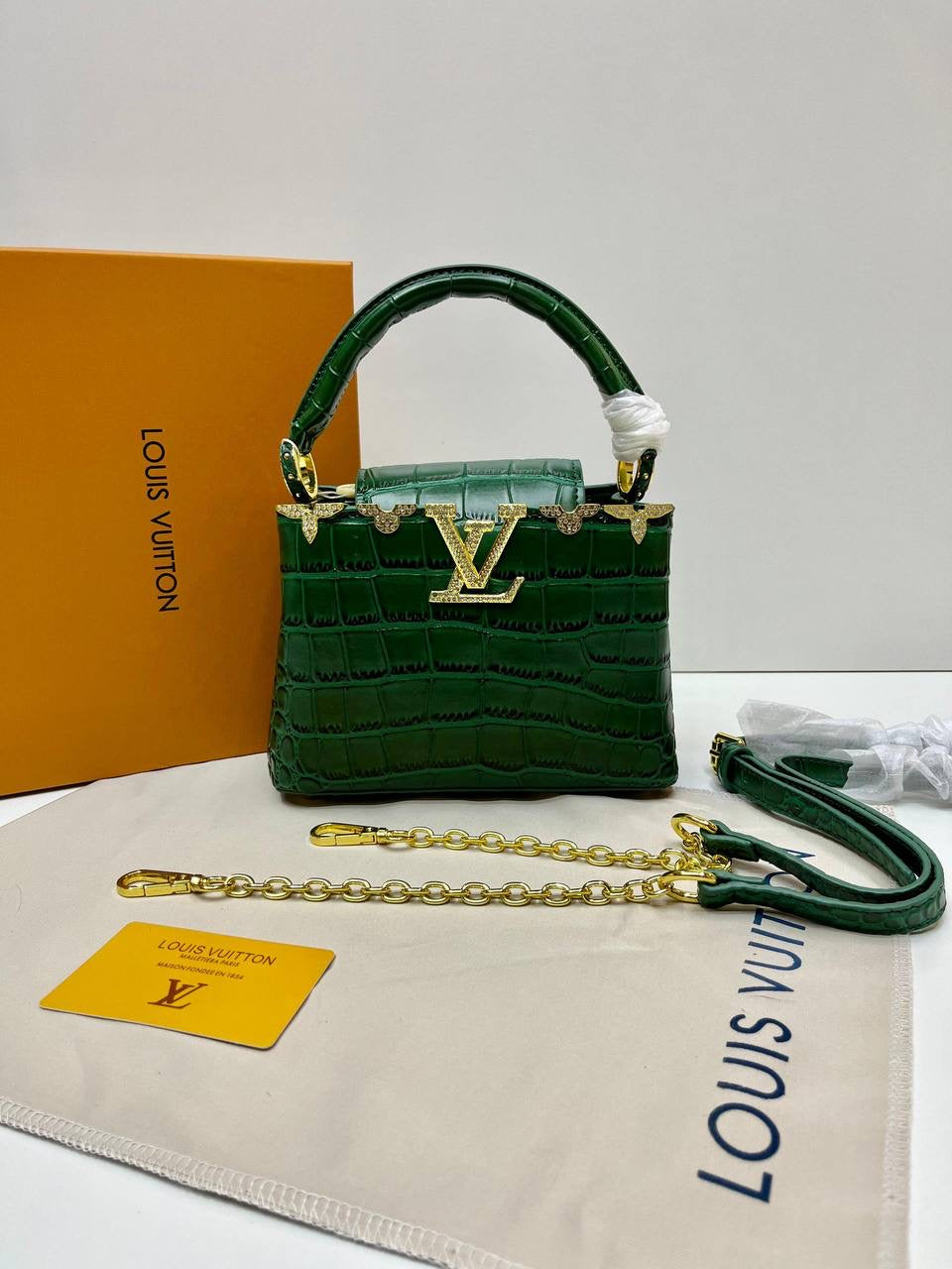 LV
115 dhs🪙💕

with box
🎁🎁🎁
size 20×7.5×14cm

Zain42
♥️♥️♥️