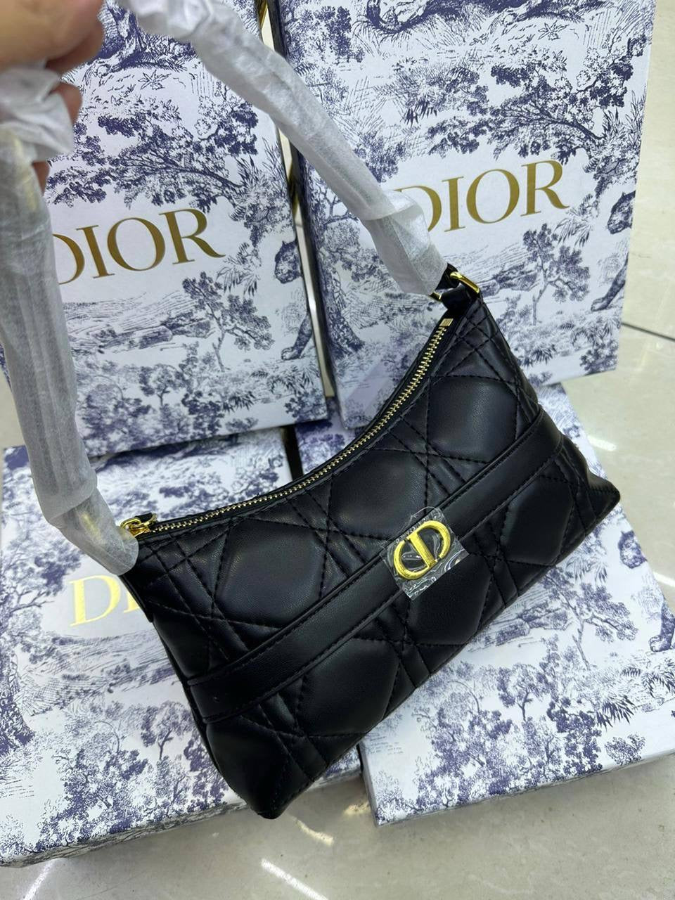 DIOR 
85 dhs🇦🇪

with box
🎁🎁🎁

Zain90
♥️♥️♥️