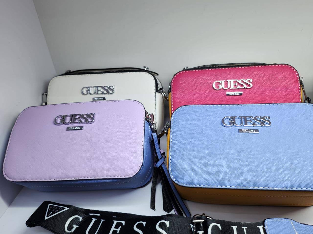 Guess 
Size : 19 * 11 * 7 cm
60 dhs🇦🇪

with box
🎁🎁🎁

Zain115
♥️♥️♥️