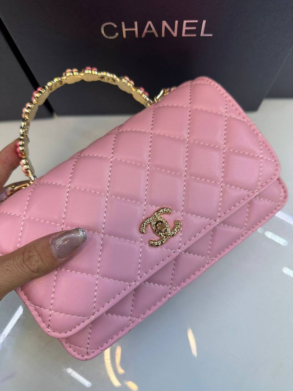 CHANEL

100 dhs🪙💕

with box
🎁🎁🎁

Zain90
♥️♥️♥️