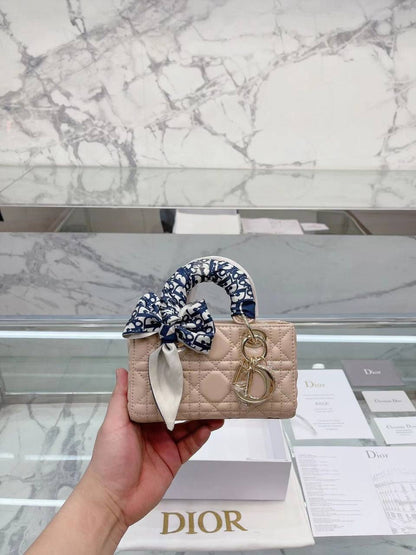 DIOR Master

17CM  
220 dhs🇦🇪

WITH BOX 
🎁🎁🎁

Zain131
♥️♥️♥️
