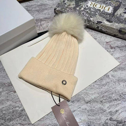 Loro piana winter hats 
Free size 
80 dhs🪙

Zain88
♥️♥️♥️
