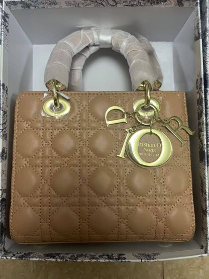 Dior 
Lady dior Medium
Size: 20cm
With box 
🎁🎁🎁

115 dhs🪙💕

Zain50
♥️♥️♥️