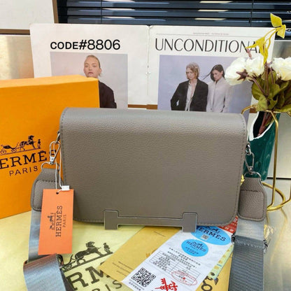 HERMES ɢᴇᴛᴀ
ᴄʀᴏss ʙᴏᴅʏ ʙᴀɢ
ᴍᴀᴛᴛᴇ ʟᴇᴀᴛʜᴇʀ ᴍᴀᴛᴇʀɪᴀʟ
sɪʟᴠᴇʀ ʜᴀʀᴅᴡᴀʀᴇ
sɪᴢᴇ : 24 cm
ᴡɪᴛʜ BOX
🎁🎁🎁

70 dhs🇦🇪

Zain31
♥️♥️♥️