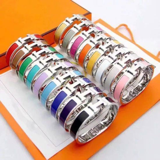 Hermes 
Bangle 💥
Master quality 💯
Size 17,19 available 💁

With normal boxes 📦 
45 dhs🇦🇪

With master box 🗃️ 
55 dhs🇦🇪

Zain216
♥️♥️♥️