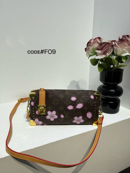 LV
ᴛʀᴜɴᴋ ᴄʀᴏssʙᴀɢ
ᴡɪᴛʜ ʟᴏɴɢ ʙᴇʟᴛ sᴛʀᴀᴘ
ᴍᴏɴᴏɢʀᴀᴍ ʟᴇᴀᴛʜᴇʀ
sɪᴢᴇ : 23  cm

70 dhs🇦🇪

Zain31
♥️♥️♥️