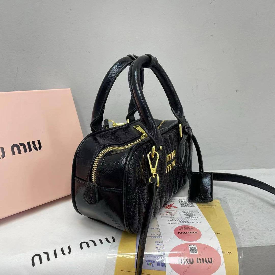 Miu Miu

23*12*9Cm

With box 
🎁🎁🎁

75 dhs🪙

Zain17
♥️♥️♥️