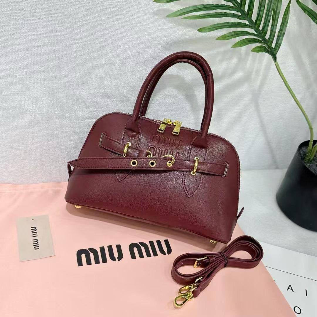 Miu Miu
28*16.5*10 cm
90 dhs🇦🇪

Zain17
♥️♥️♥️