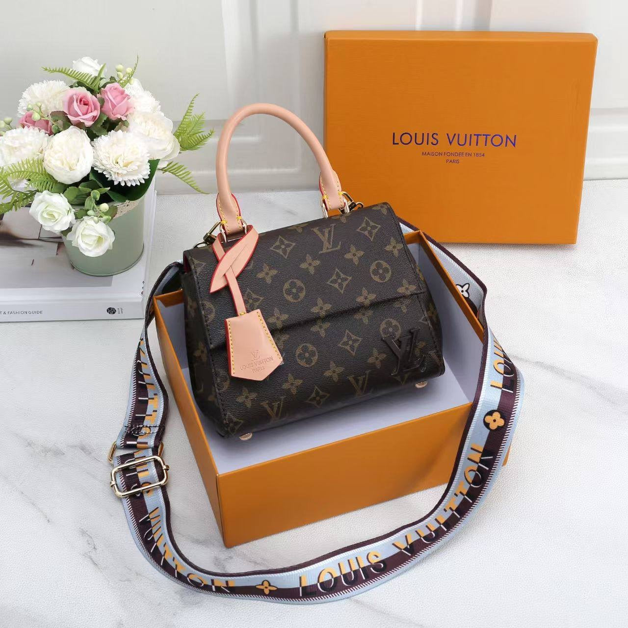 LV
NEW CAME GOOD QUALITY 
105 dhs🇦🇪
SIZE: 20cm

Zain39
♥️♥️♥️