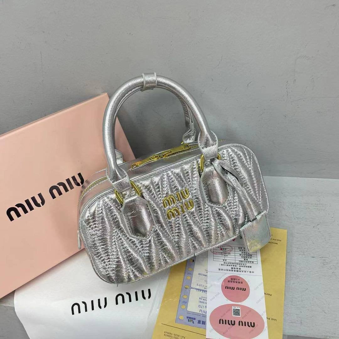 Miu Miu

23*12*9Cm

With box 
🎁🎁🎁

75 dhs🪙

Zain17
♥️♥️♥️