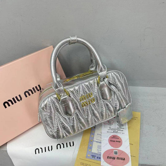 Miu Miu

23*12*9Cm

With box 
🎁🎁🎁

75 dhs🪙

Zain17
♥️♥️♥️