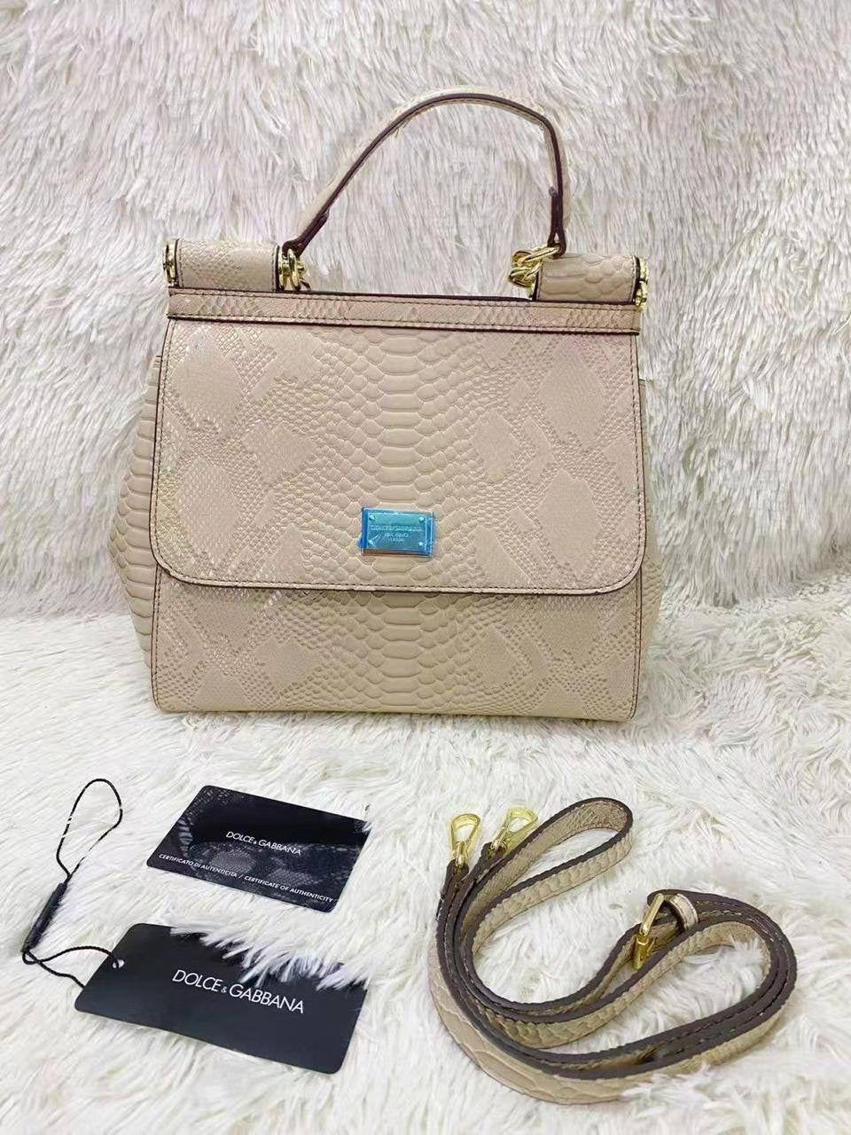 D&G

Size: 25 * 20 * 12 cm
80 dhs🇦🇪

Zain115
♥️♥️♥️