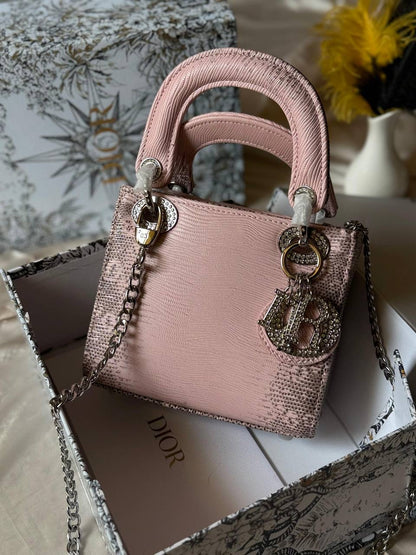DIOR

17cm
350 dhs🇦🇪
Top quality 

With box
🎁🎁🎁

Zain167
♥️♥️♥️