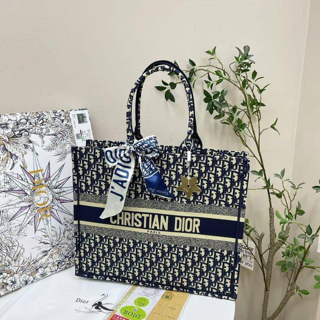 Dior
42*35*15.5cm

With start and scarf 

With box 
🎁🎁🎁

120  dhs🇦🇪

Zain17
♥️♥️♥️