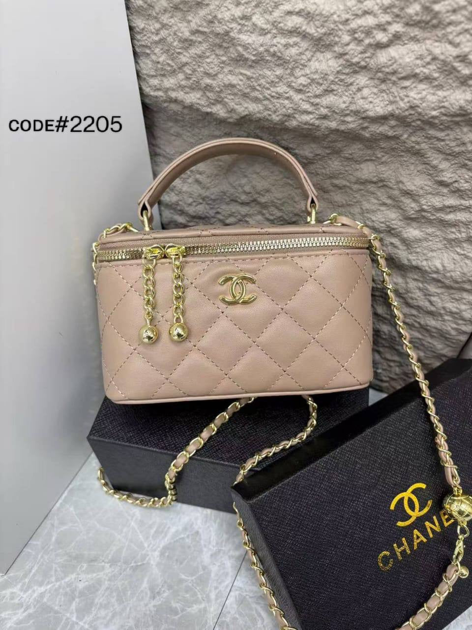 Chanel VANITY
ᴛᴏᴘ ʜᴀɴᴅʟᴇ ʙᴀɢ
ᴍᴀᴛᴛᴇ ʟᴇᴀᴛʜᴇʀ ᴍᴀᴛᴇʀɪᴀʟ
ɢᴏʟᴅ ʜᴀʀᴅᴡᴀʀᴇ ʟᴏɴɢ ᴄʜᴀɪɴ
sɪᴢᴇ : 18.5 cm

ᴡɪᴛʜ BOX
🎁🎁🎁

70 dhs🇦🇪

Zain31
♥️♥️♥️