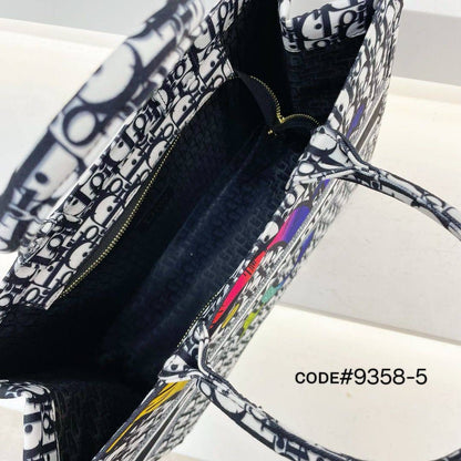 Dior
ʜᴀɴᴅᴄᴀʀʀʏ ʙᴏᴏᴋᴛᴏᴛᴇ
  •ᴢɪᴘᴘᴇʀ ᴛʏᴘᴇ
  •ᴄᴀɴᴠᴀss ᴍᴀᴛᴇʀɪᴀʟ
sɪᴢᴇ : 41 cm

70 dhs🇦🇪

Zain31
♥️♥️♥️