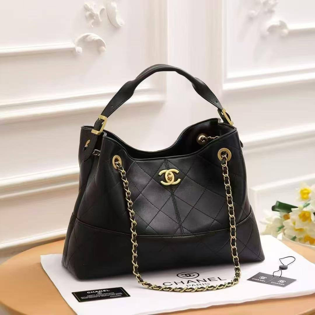 Chanel
Best quality 

with box’s 
🎁🎁🎁

120 dhs🇦🇪
size 35 cm

Zain158
♥️♥️♥️