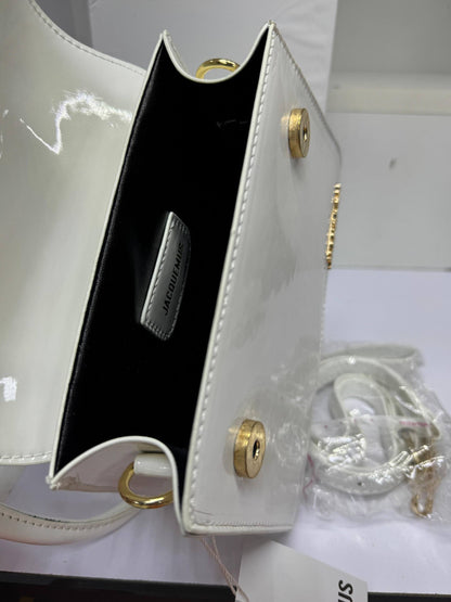 Jacquemus
With box 
🎁🎁🎁

70 dhs🇦🇪
offer

Zain50
♥️♥️♥️