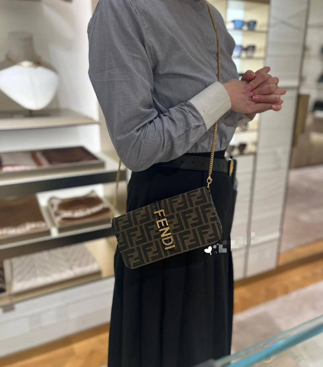 Fendi Woc
Size : 25 * 14 cm

95 dhs🇦🇪

with box 🎁

Zain115
♥️♥️♥️