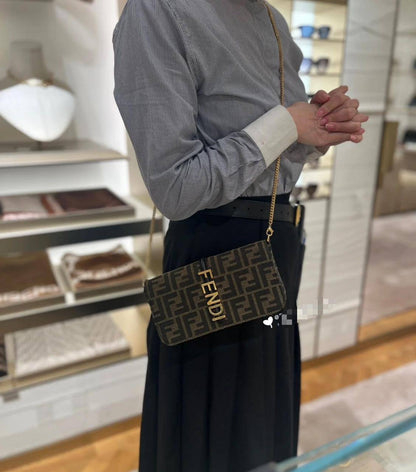 Fendi Woc
Size : 25 * 14 cm

95 dhs🇦🇪

with box 🎁

Zain115
♥️♥️♥️