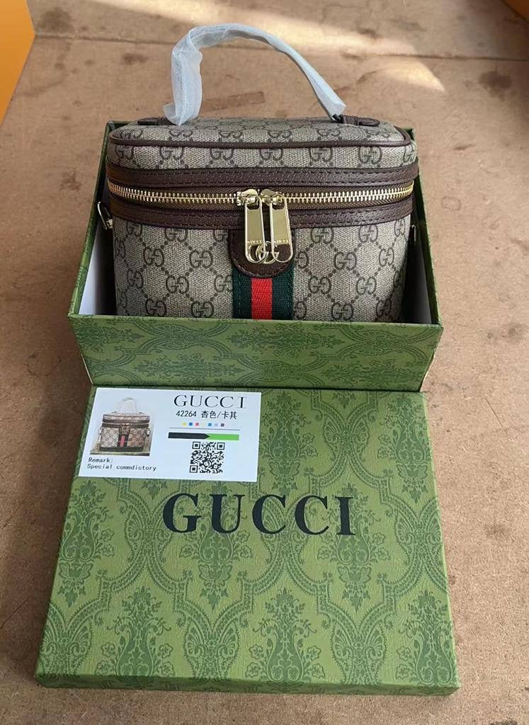 LV - Gucci
95 dhs🇦🇪

with box
🎁🎁🎁

size 18cm

Zain26
♥️♥️♥️