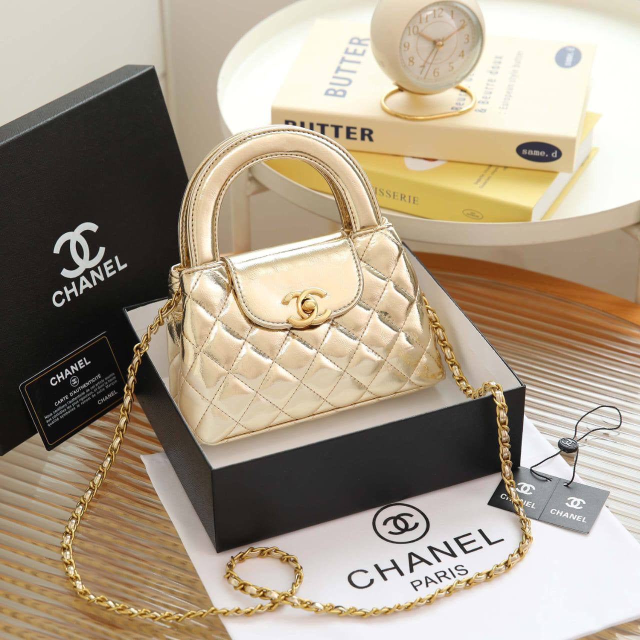 Chanel 

100 dhs🇦🇪

with box
🎁🎁🎁

size 20×6×13cm

Zain42
♥️♥️♥️