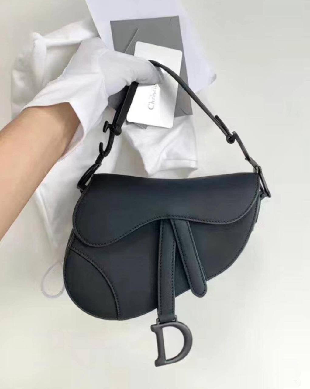 Dior Microbags
Size : 24 * 20 cm
90 dhs🪙
with box🎁

Zain115
♥️♥️♥️
